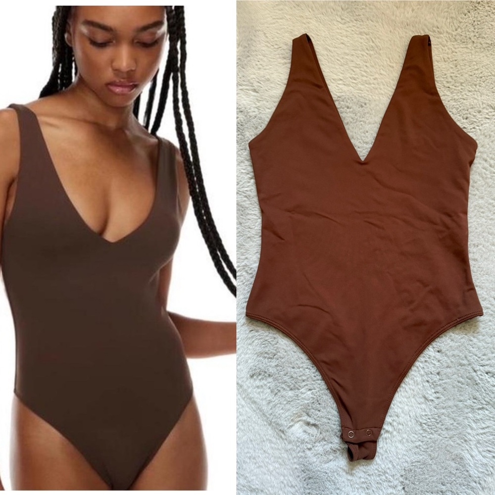 ❤️Aritzia Brown Babaton Contour V-Neck Bodysuit